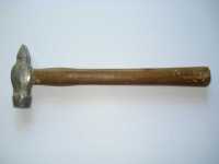 Молоток с деревянной ручкой, Необходимый инструмент для электрика и домашнего мастера
