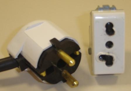 стандарты электроприборов не соответствуют друг другу, оплавлены корпуса электровилки и розетки, фото